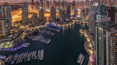 Dubai Marina gökdelenleri ve Jumeirah göl kuleleri Birleşik Arap Emirlikleri 'nde gece gündüz gökdelenlerin manzarası.