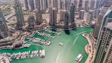 Dubai Marina gökdelenleri ve Jumeirah göl kuleleri Birleşik Arap Emirlikleri 'nin en üst düzey hava zaman aralığından görünüyor..