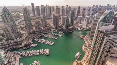 Dubai Marina gökdelenleri ve Jumeirah göl kuleleri Birleşik Arap Emirlikleri 'nin en üst düzey hava zaman aralığından görünüyor..