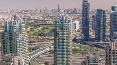 Dubai Marina gökdelenleri ve Jumeirah göl kuleleri Birleşik Arap Emirlikleri 'nin en üst düzey hava zaman aralığından görünüyor..