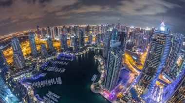 Dubai Marina gökdelenleri ve Jumeirah göl kuleleri Birleşik Arap Emirlikleri 'nin en üst düzey hava gece zaman çizelgesinden görünüyor..