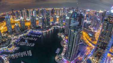 Dubai Marina gökdelenleri ve Jumeirah göl kuleleri Birleşik Arap Emirlikleri 'nin en üst düzey hava gece zaman çizelgesinden görünüyor..