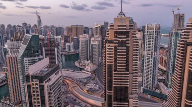 Dubai Marina gökdelenleri ve Jumeirah göl kuleleri Birleşik Arap Emirlikleri 'nde gece gündüz gökdelenlerin manzarası.