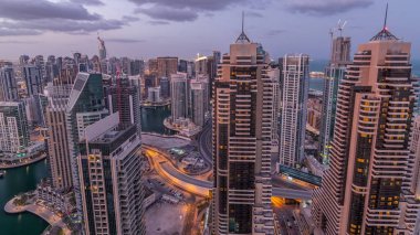 Dubai Marina gökdelenleri ve Jumeirah göl kuleleri Birleşik Arap Emirlikleri 'nde gece gündüz gökdelenlerin manzarası.