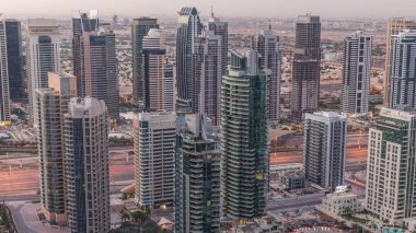 Dubai Marina gökdelenleri ve Jumeirah göl kuleleri Birleşik Arap Emirlikleri 'nde gece gündüz gökdelenlerin manzarası.