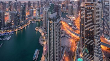 Dubai Marina gökdelenleri ve Jumeirah göl kuleleri Birleşik Arap Emirlikleri 'nde gece gündüz gökdelenlerin manzarası.