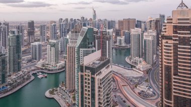 Dubai Marina gökdelenleri ve Jumeirah göl kuleleri Birleşik Arap Emirlikleri 'nde gece gündüz gökdelenlerin manzarası.