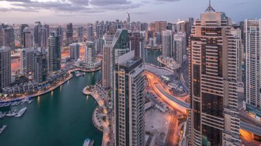 Dubai Marina gökdelenleri ve Jumeirah göl kuleleri Birleşik Arap Emirlikleri 'nde gece gündüz gökdelenlerin manzarası.