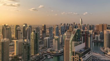 Dubai Marina gökdelenleri ve Jumeirah göl kuleleri Birleşik Arap Emirlikleri 'nin üst düzey hava zaman aralığından gün doğumu görüntüsü.
