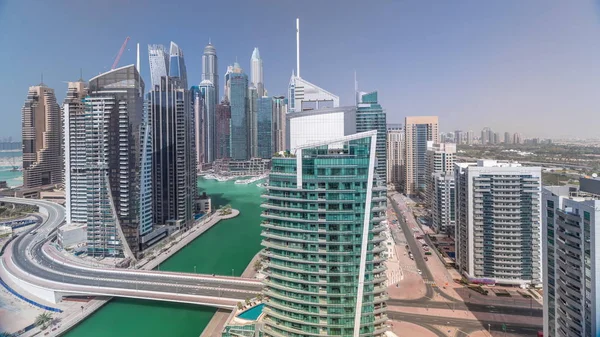 Vista aérea de los rascacielos residenciales y de oficinas de Dubai Marina con timelapse frente al mar —  Fotos de Stock