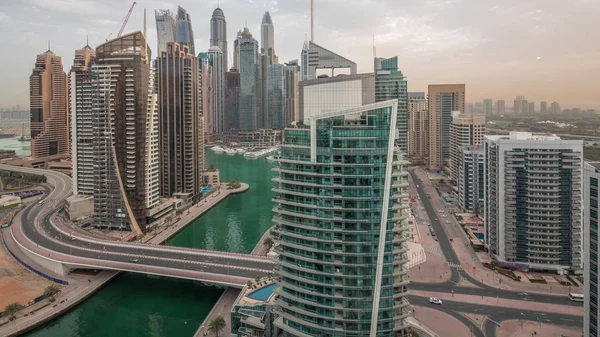 Vista aérea de los rascacielos residenciales y de oficinas de Dubai Marina con timelapse frente al mar —  Fotos de Stock