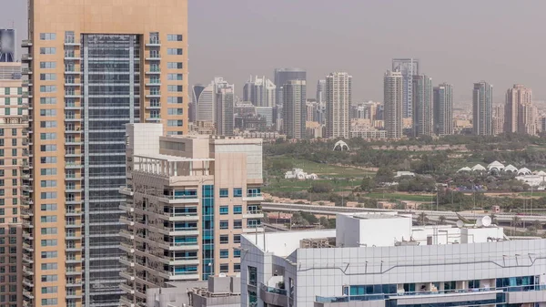 Dubai Golf Course con un paisaje urbano de Gereens y los distritos de tecom en el timelapse aéreo de fondo —  Fotos de Stock