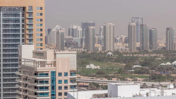 Dubai Golf Course con un paisaje urbano de Gereens y los distritos de tecom en el timelapse aéreo de fondo — Foto de Stock