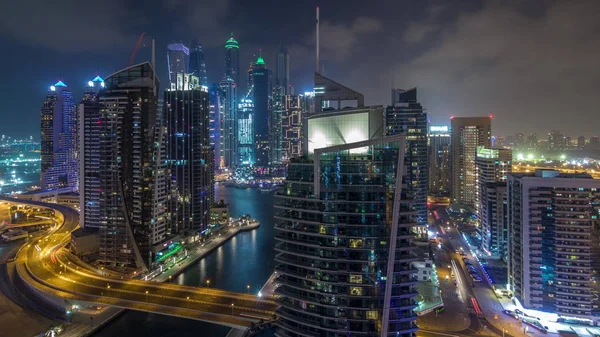 Vista aérea de los rascacielos residenciales y de oficinas de Dubai Marina con hiperlapso del timelapse nocturno frente al mar — Foto de Stock