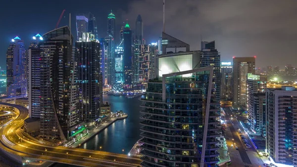 Vista aérea de los rascacielos residenciales y de oficinas de Dubai Marina con hiperlapso del timelapse nocturno frente al mar —  Fotos de Stock