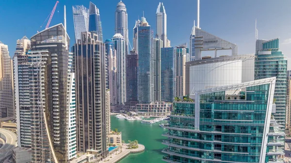 Vista aérea de los rascacielos residenciales y de oficinas de Dubai Marina con timelapse frente al mar — Foto de Stock