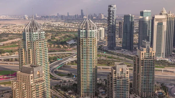 Dubai Marina mrakodrapy a jumeirah jezero věže pohled z horní letecké timelapse ve Spojených arabských emirátech. — Stock fotografie