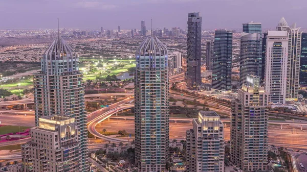 Ντουμπάι Marina ουρανοξύστες και jumeirah λίμνη πύργους θέα από την κορυφή εναέρια μέρα έως τη νύχτα timelapse στα Ηνωμένα Αραβικά Εμιράτα. — Φωτογραφία Αρχείου