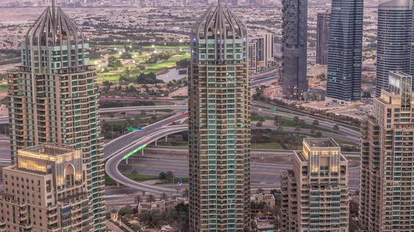 Dubai Marina felhőkarcolók és jumeirah tó tornyok kilátás a felső légi napról éjszakai időtöltés az Egyesült Arab Emírségek. — Stock Fotó