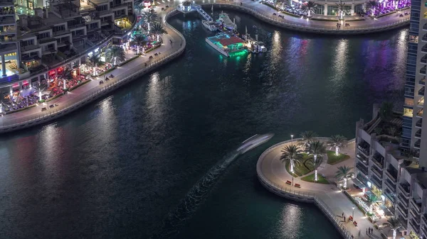 Прогулка по набережной в Дубай Марина антенны ночное время. Дубай, Объединенные Арабские Эмираты — стоковое фото