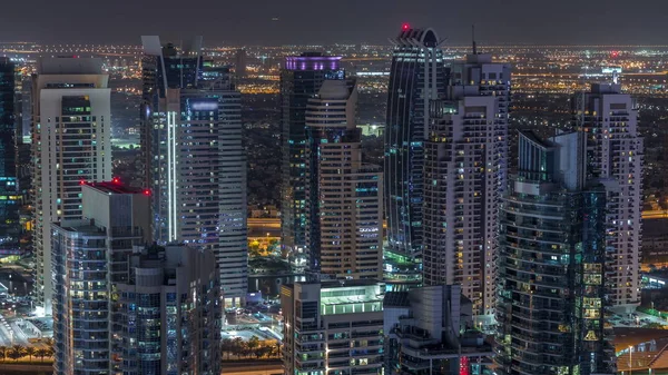 Dubai Marina drapacze chmur i jeziora Jumeirah widok z góry powietrza nocy timelapse w Zjednoczonych Emiratach Arabskich. — Zdjęcie stockowe