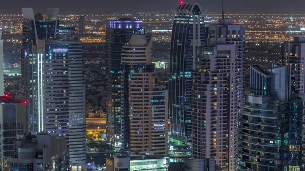 Os arranha-céus da Marina do Dubai e as torres do lago jumeirah visualizam a partir do horário nobre da noite aérea nos Emirados Árabes Unidos . — Fotografia de Stock