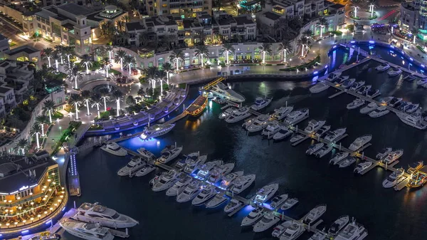 Гавань Дубай Марина с современными яхтами воздушной ночью Timelapse — стоковое фото
