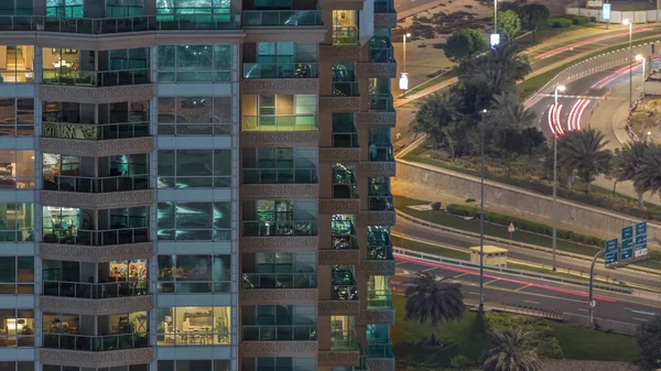 Geceleri apartmanda insanların oturduğu parlak pencereler.. — Stok fotoğraf