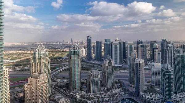 Dubai Marina drapacze chmur i jeziora Jumeirah widok z góry powietrza timelapse w Zjednoczonych Emiratach Arabskich. — Zdjęcie stockowe