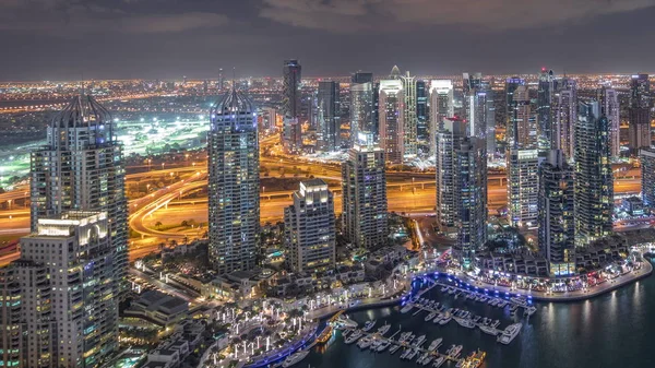 Dubai Yachthafen Wolkenkratzer und Jumeirah-Seetürme Blick aus der obersten Antenne Zeitraffer Nacht in den Vereinigten Arabischen Emiraten. — Stockfoto