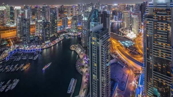 Dubai Yachthafen Wolkenkratzer und Jumeirah-Seetürme Blick aus der obersten Antenne Zeitraffer Nacht in den Vereinigten Arabischen Emiraten. — Stockfoto
