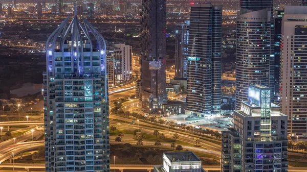 Dubai Marina wolkenkrabbers en jumeirah meer torens uitzicht vanaf de bovenste luchtfoto nachtelijke tijdspanne in de Verenigde Arabische Emiraten. — Stockfoto