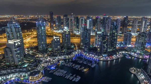 Dubaï Marina gratte-ciel et jumeirah lac tours vue du haut de la nuit aérienne timelapse aux Émirats arabes unis . — Photo