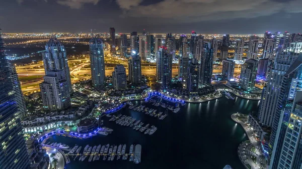 Dubai Marina drapacze chmur i jeziora Jumeirah widok z góry powietrza nocy timelapse w Zjednoczonych Emiratach Arabskich. — Zdjęcie stockowe