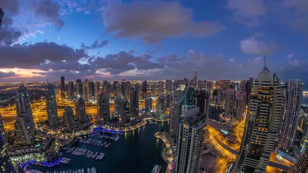 Dubai Marina rascacielos y torres de lago jumeirah vista desde la parte superior aérea noche al día timelapse en los Emiratos Árabes Unidos . — Foto de Stock