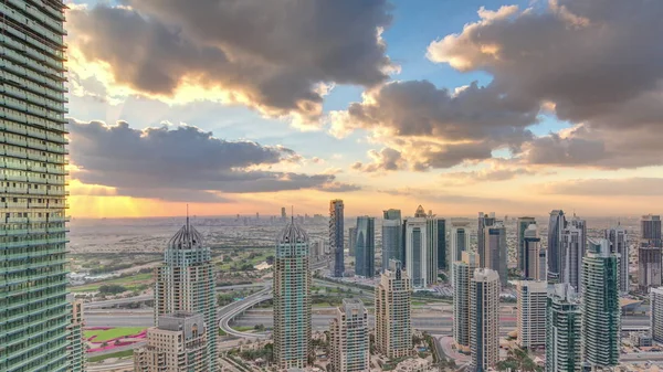 Небоскребы Dubai Marina и башни озера jumeirah вид с верхней воздушной Timelapse в Объединенных Арабских Эмиратах . — стоковое фото