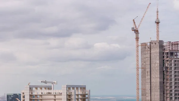 Moderne gebouwen op Dubai Marina en Jbr met bouwplaats luchtfoto timelapse in Dubai, Verenigde Arabische Emiraten — Stockfoto