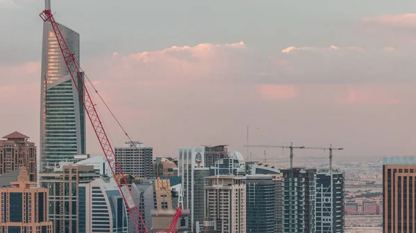 Ντουμπάι Marina ουρανοξύστες και jumeirah λίμνη πύργους θέα από την κορυφή εναέρια νύχτα έως την ημέρα timelapse στα Ηνωμένα Αραβικά Εμιράτα. — Φωτογραφία Αρχείου