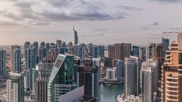 Dubai Marina rascacielos y torres de lago jumeirah vista desde el timelapse aéreo superior en los Emiratos Árabes Unidos . — Foto de Stock