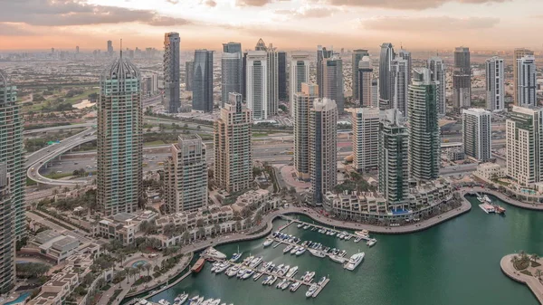 Dubai Marina arranha-céus e torres do lago jumeirah vista da noite aérea superior para o dia timelapse nos Emirados Árabes Unidos . — Fotografia de Stock