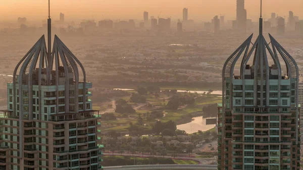Dubai Marina Wolkenkratzer und Jumeirah Lake Towers Blick von der obersten Luftaufnahme Zeitraffer in den Vereinigten Arabischen Emiraten. — Stockfoto