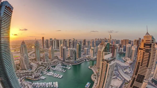Os arranha-céus da Marina do Dubai e as torres do lago jumeirah visualizam a partir da cronologia aérea superior nos Emirados Árabes Unidos . — Fotografia de Stock
