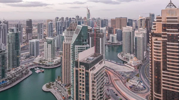 Dubai Marina drapacze chmur i wieże jeziora Jumeirah widok z góry powietrza noc do dnia timelapse w Zjednoczonych Emiratach Arabskich. — Zdjęcie stockowe