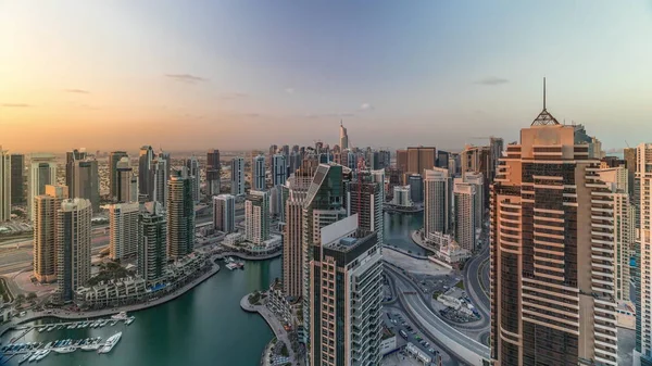 Dubai Marina Wolkenkratzer und Jumeirah Lake Türme Sonnenaufgang Blick von der obersten Antenne Zeitraffer in den Vereinigten Arabischen Emiraten. — Stockfoto