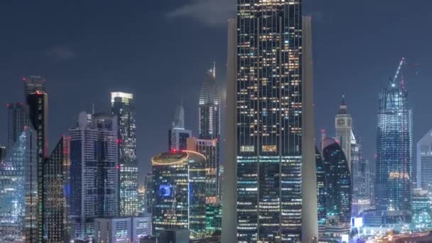 Vista aérea sobre el centro y el distrito financiero en Dubai timelapse noche, Emiratos Árabes Unidos con rascacielos y carreteras . — Vídeos de Stock