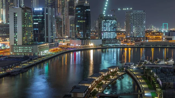 Gece Dubai 'de Kanal hava zaman tüneli yakınında. — Stok fotoğraf