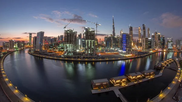 Dubais Stadtzentrum bei Sonnenuntergang in der Nähe des Flusses im Zeitraffer — Stockfoto