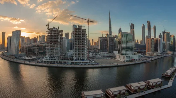 Dubais Stadtzentrum bei Sonnenuntergang in der Nähe des Flusses im Zeitraffer — Stockfoto