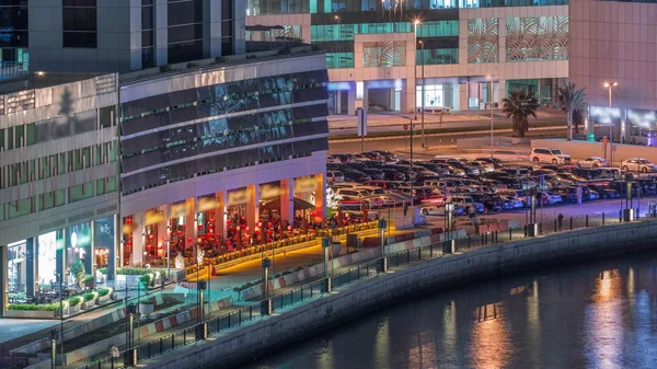 Parkering nära kanalen i Dubai på natten, Uae antenn timelapse — Stockfoto