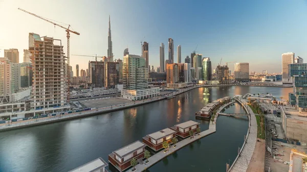 Mrakodrapy v blízkosti kanálu v Dubaji s modrým obloha letecké timelapse — Stock fotografie